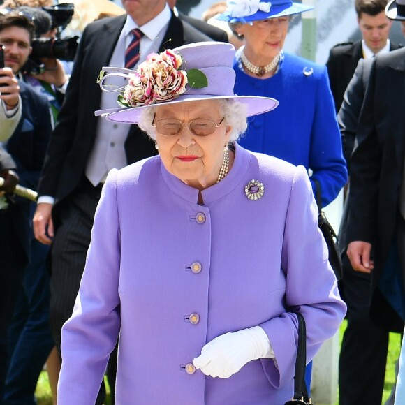 La reine Elisabeth II d'Angleterre arrive au Derby Investec d'Epsom le 2 juin 2018.