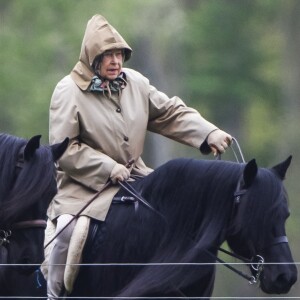 Archives - La reine Elisabeth II d'Angleterre fait une balade à cheval le long de la Tamise à Windsor le 24 avril 2017.