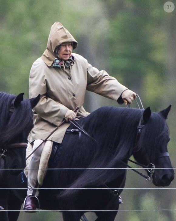 Archives - La reine Elisabeth II d'Angleterre fait une balade à cheval le long de la Tamise à Windsor le 24 avril 2017.