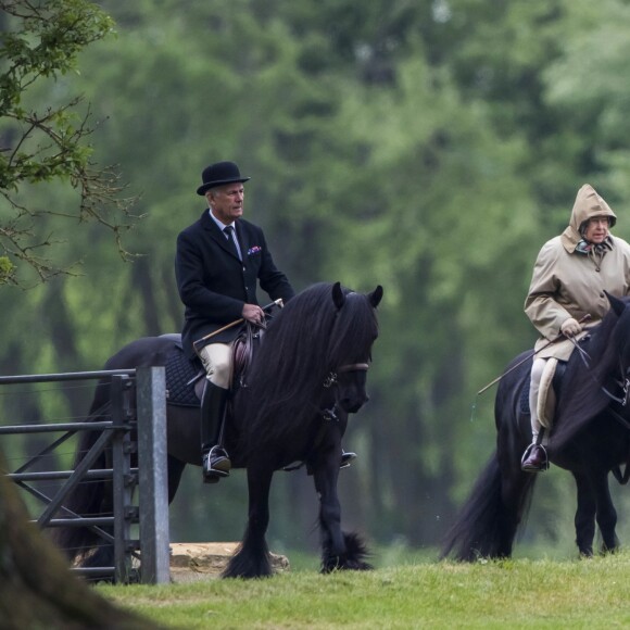 Archives - La reine Elisabeth II d'Angleterre fait une balade à cheval le long de la Tamise à Windsor le 24 avril 2017.