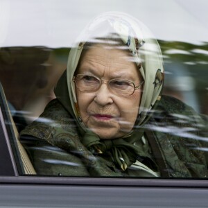 La reine Elisabeth II d'Angleterre au volant de sa voiture Range Rover au Windsor Horse Show le 13 mai 2017.