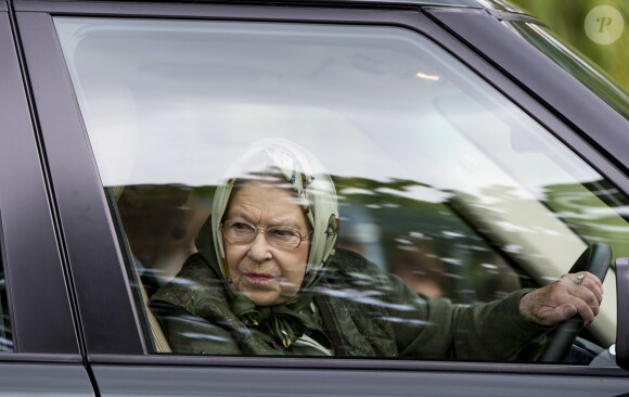 La reine Elisabeth II d'Angleterre au volant de sa voiture Range Rover au Windsor Horse Show le 13 mai 2017.