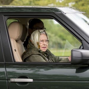 La reine Elisabeth II d'Angleterre au volant de sa voiture Range Rover au Windsor Horse Show le 13 mai 2017.