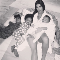 Kim Kardashian : Au lit et en pyjama avec ses trois enfants, "la belle vie"