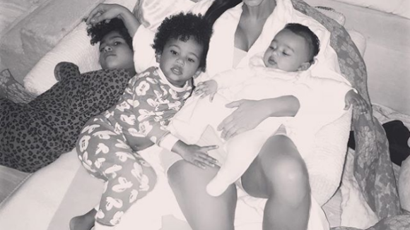 Kim Kardashian : Au lit et en pyjama avec ses trois enfants, "la belle vie"