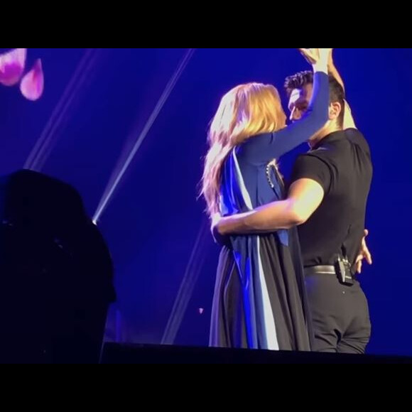Céline Dion et Pepe Munoz partagent un duo sur "Falling into you" à Las Vegas, le 8 juin 2018