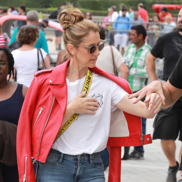 Exclusif - Céline Dion se rend chez Chanel à Paris en compagnie de son danseur Pepe Munoz. Le 14 juillet 2017.