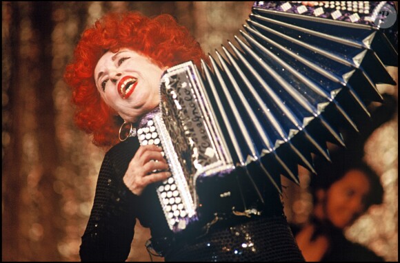 Yvette Horner au Casino de Paris en 1990. La reine de l'accordéon est morte à 95 ans le 11 juin 2018.