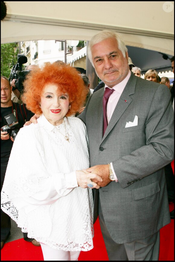 Yvette Horner et Jean-Claude Brialy en juin 2005 lors de l'inauguration de la place Loulou Gaste à Paris. La reine de l'accordéon est morte à 95 ans le 11 juin 2018.