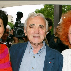 Yvette Horner avec Liane Foly et Charles Aznavour lors de l'inauguration de la place Loulou Gaste en juin 2005 à Paris. La reine de l'accordéon est morte à 95 ans le 11 juin 2018.
