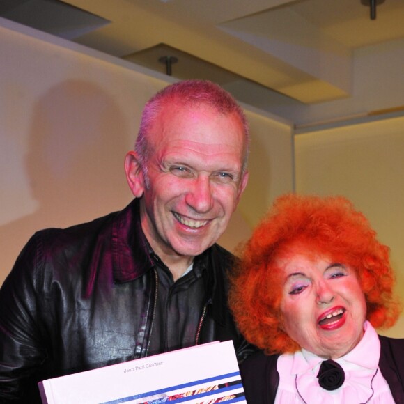 Yvette Horner avec son ami Jean Paul Gaultier en octobre 2011 à Paris. La reine de l'accordéon est morte à 95 ans le 11 juin 2018.