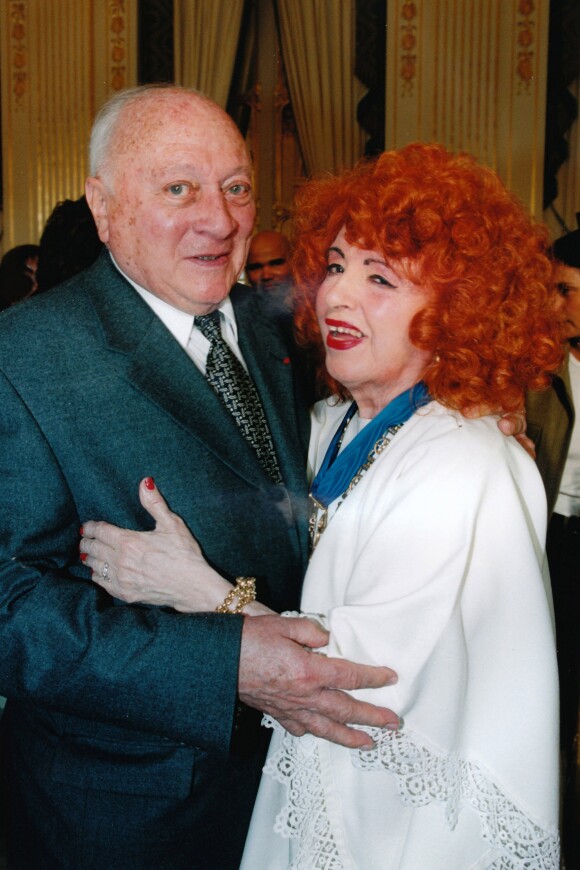 Yvette Horner en 2002 avec Roland Nungesser, alors maire de Nogent-sur-Marne, dont elle était citoyenne d'honneur. La reine de l'accordéon est morte à 95 ans le 11 juin 2018.