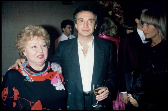 Michel Sardou et la comédienne Jackie Sardou, sa maman - Concert de Michel Sardou au Palais des Congrès de Paris en 1985.