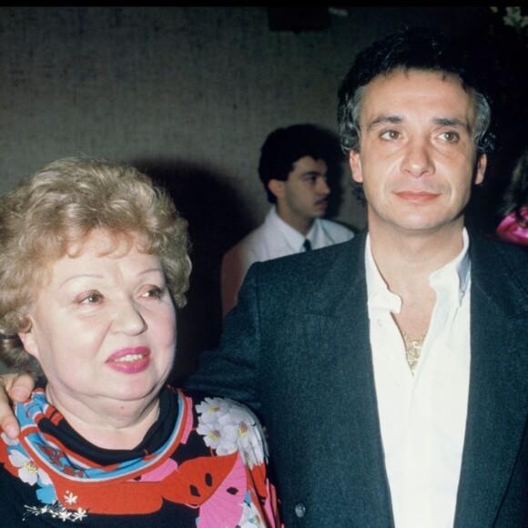 Michel Sardou et la comédienne Jackie Sardou, sa maman - Concert de Michel Sardou au Palais des Congrès de Paris en 1985.