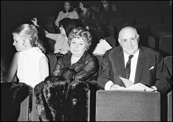 Jackie et Fernand Sardou viennent applaudir leur fils Michel Sardou à l'Olympia de Paris, en 1976.  