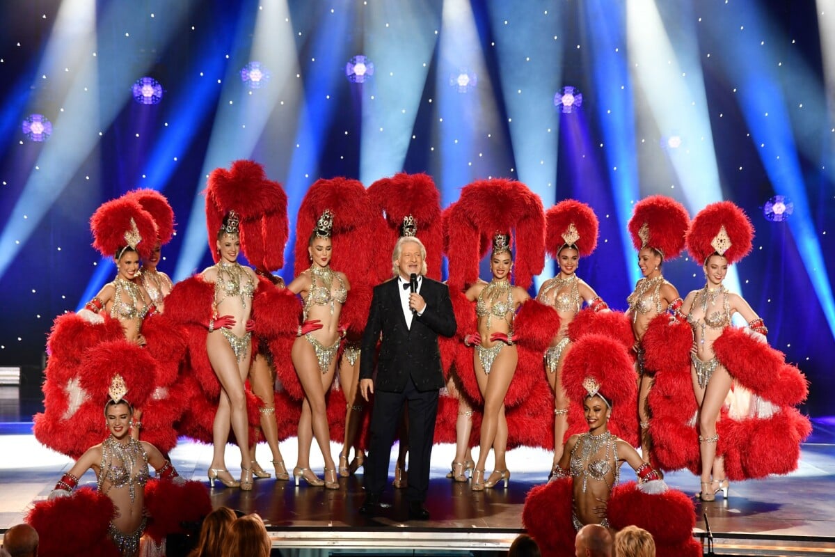 Photo Exclusif Patrick Sébastien entouré par les danseuses du Moulin Rouge Enregistrement