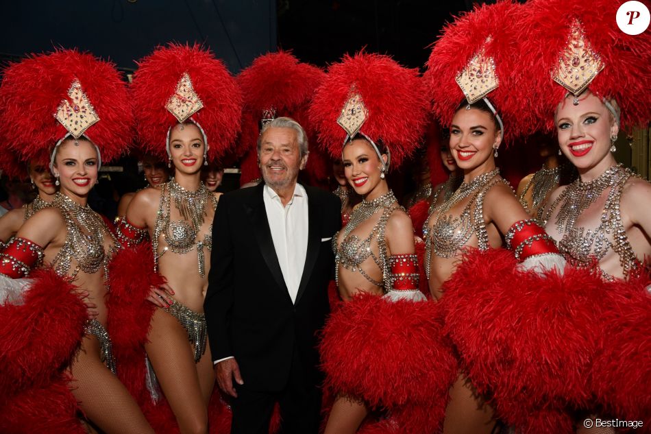 Exclusif Alain Delon Entoure Par Les Danseuses Du Moulin Rouge Enregistrement De L Emission Les Ans Du Plus Grand Cabaret Du Monde Dans La Salle Des Etoi Purepeople