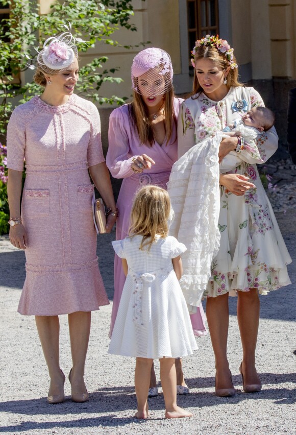 La princesse Madeleine de Suède, la princesse Leonore, la princesse Adrienne et guest - Baptême de la princesse Adrienne de Suède à Stockholm au palais de Drottningholm en Suède le 8 juin 2018