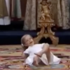 Leonore de Suède se roulant par terre au baptême de sa soeur la princesse Adrienne à Drottningholm en Suède le 8 juin 2018