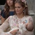 Leonore de Suède se roulant par terre au baptême de sa soeur la princesse Adrienne à Drottningholm en Suède le 8 juin 2018. Dépassée, sa mère Madeleine lui a lancé un regard agacé.
