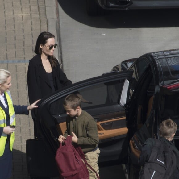 Angelina Jolie arrive avec ses enfants Knox Jolie-Pitt et Shiloh Jolie-Pitt à l'aéroport de Heathrow à Londres, le 17 mai 2018