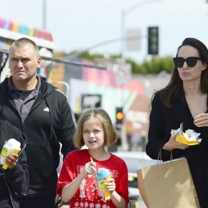 Exclusif - Angelina Jolie et ses filles Zahara et Vivienne se baladent à Los Angeles et s'arrêtent à un food truck le 19 mars 2018.