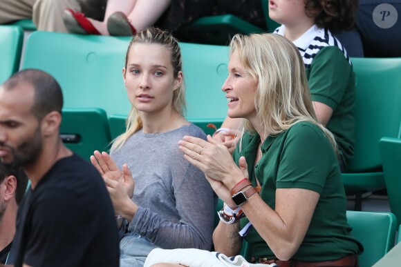 Estelle Lefébure et sa fille llona dans les tribunes des internationaux de Roland Garros - jour 5 - à Paris, France, le 31 mai 2018. © Cyril Moreau - Dominique Jacovides/Bestimage -
