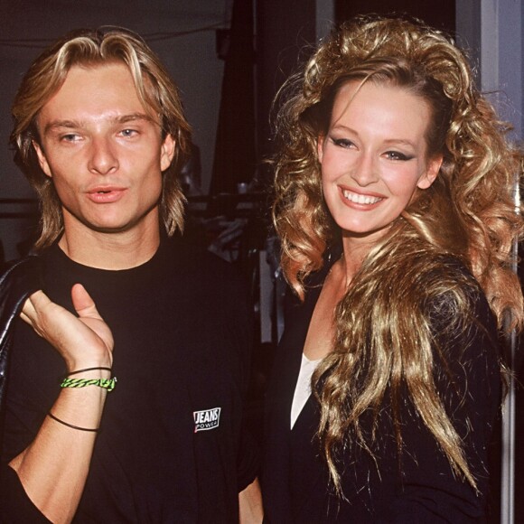 David Hallyday, Estelle Lefébure et Sylvie Vartan en backstage du défilé Thierry Mugler le 18 octobre 1990.