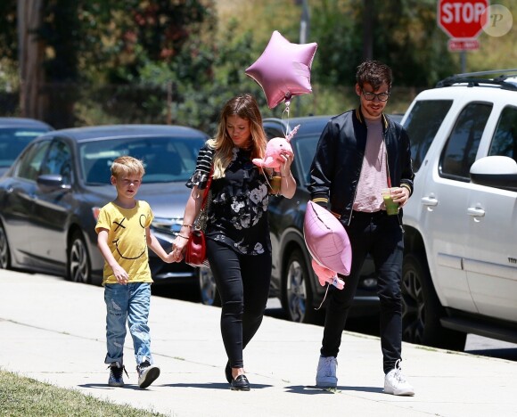 Hilary Duff, enceinte, son fils et son compagnon Matthew Koma à Studio City le 10 juin 2018.