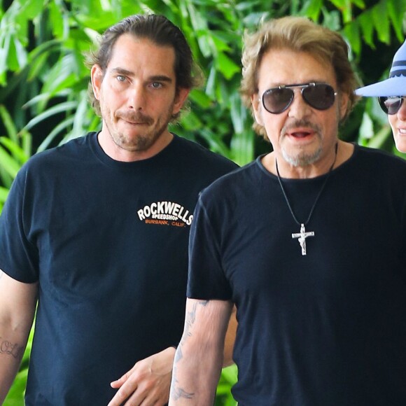 Johnny Hallyday et sa femme Laeticia quittent leur hôtel en compagnie de Sébastien Farran et du père de Laeticia, André Boudou à Miami, le 12 mai 2014.