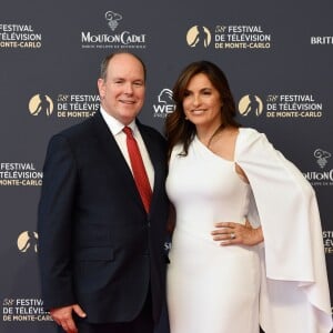 Le prince Albert II de Monaco et Mariska Hargitay - Soirée d'ouverture du 58e festival de Télévision de Monte-Carlo au Grimaldi Forum à Monaco le 15 juin 2018. © Bruno Bebert / Bestimage