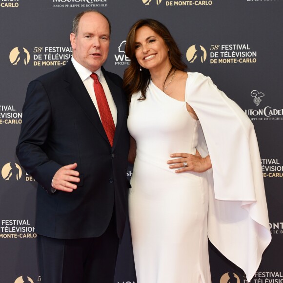 Le prince Albert II de Monaco et Mariska Hargitay - Soirée d'ouverture du 58e festival de Télévision de Monte-Carlo au Grimaldi Forum à Monaco le 15 juin 2018. © Bruno Bebert / Bestimage