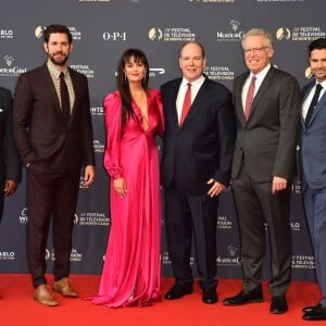 Wendell Pierce, John Krasinski, Dina Shihabi, le prince Albert II de Monaco, Carlton Cuse et Graham Roland - Soirée d'ouverture du 58e festival de Télévision de Monte-Carlo au Grimaldi Forum à Monaco le 15 juin 2018. © Bruno Bebert / Bestimage