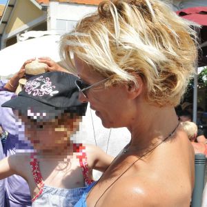 Rebecca Hampton et sa petite Elea à la 5ème fête du "Pointu" au Grau d'Agde le 25 juin 2016. © Robert Fages / Bestimage