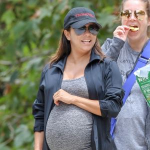 Eva Longoria, enceinte, va faire un pique-nique avec ses amies à Los Angeles le 16 juin 2018.