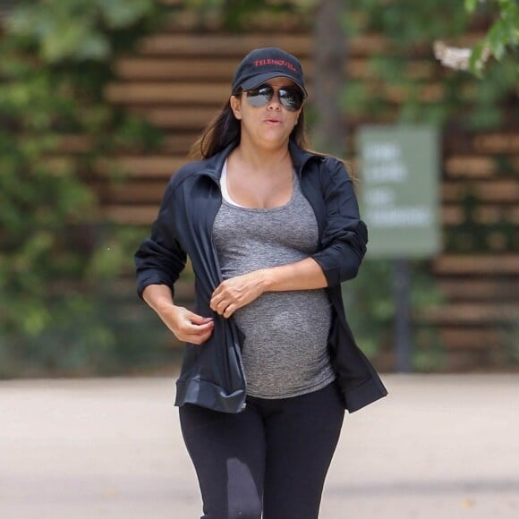 Eva Longoria, enceinte, va faire un pique-nique avec ses amies à Los Angeles le 16 juin 2018.