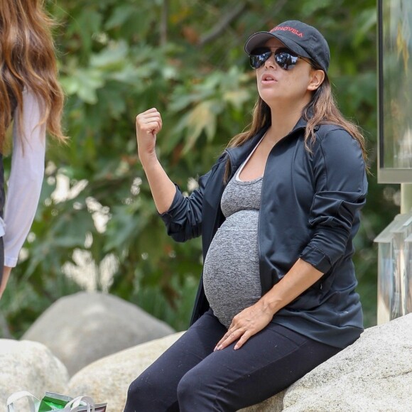 Eva Longoria, enceinte, va faire un pique-nique avec ses amies à Los Angeles le 16 juin 2018.