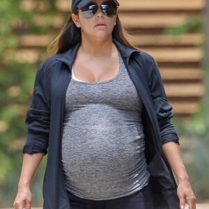 Eva Longoria, enceinte, va faire un pique-nique avec ses amies à Los Angeles le 16 juin 2018.