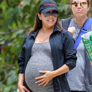 Eva Longoria, enceinte, va faire un pique-nique avec ses amies à Los Angeles le 16 juin 2018.