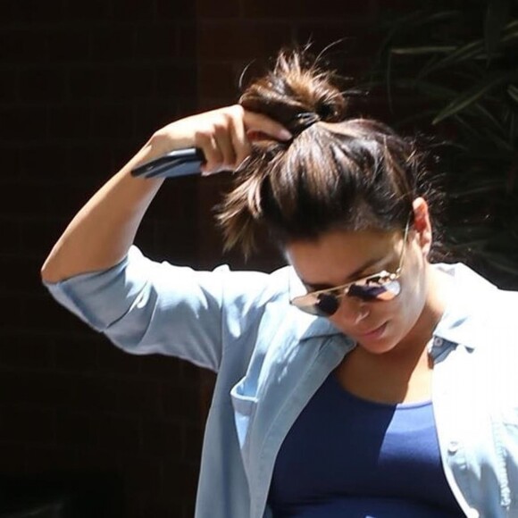 Exclusif -  Eva Longoria (enceinte) et son mari Jose Baston quittent un cabinet médical, après être allés faire un check-up général, à Beverly Hills. Le 14 juin 2018