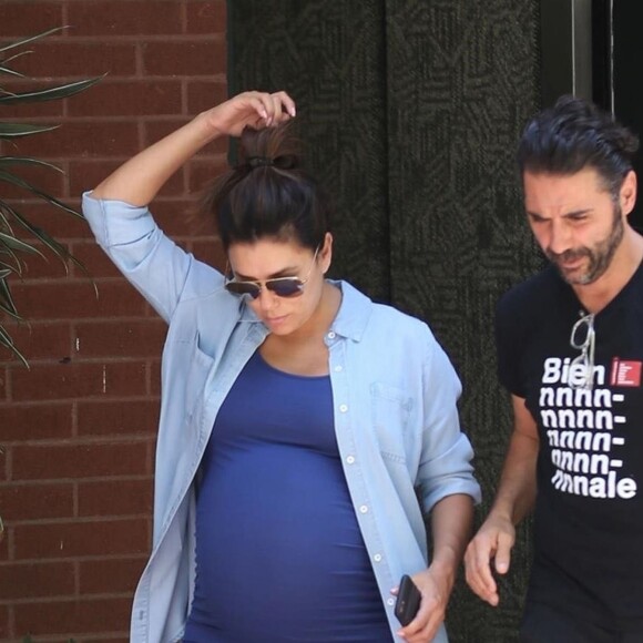 Exclusif -  Eva Longoria (enceinte) et son mari Jose Baston quittent un cabinet médical, après être allés faire un check-up général, à Beverly Hills. Le 14 juin 2018