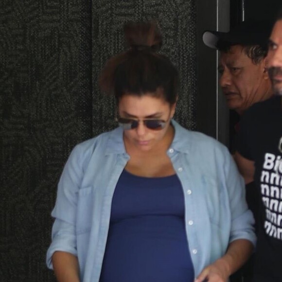 Exclusif -  Eva Longoria (enceinte) et son mari Jose Baston quittent un cabinet médical, après être allés faire un check-up général, à Beverly Hills. Le 14 juin 2018