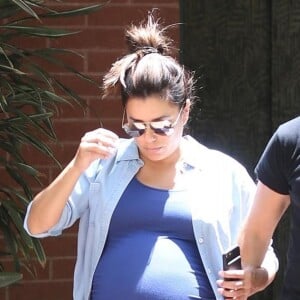 Exclusif -  Eva Longoria (enceinte) et son mari Jose Baston quittent un cabinet médical, après être allés faire un check-up général, à Beverly Hills. Le 14 juin 2018