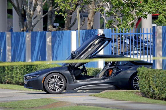 Une BMW est garée près du vendeur de moto où le rappeur XXXTentacion a été assassiné le 18 juin 2018 à Miami. 