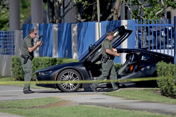 Une BMW est garée près du vendeur de moto où le rappeur XXXTentacion a été assassiné le 18 juin 2018 à Miami. 
