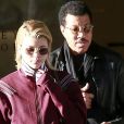 Lionel Richie fait du shopping avec sa fille Sofia Richie à Barney's New York à Beverly Hills. Sofia porte des claquettes en fourrure. Le 5 mars 2017