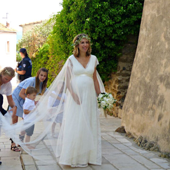 Exclusif - Maud Fontenoy enceinte avec ses enfants Mahé, Hina et Loup - Mariage de la navigatrice et femme politique et vice-présidente de la région Sud-Provence-Alpes-Côte-d'Azur, Maud Fontenoy avec le conseiller régional poitevin Olivier Chartier à l'Èglise de Gassin dans le Var le 26 mai 2018. © Christiane Georges/Nice Matin/Bestimage