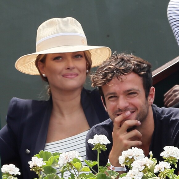 Caroline Receveur (enceinte) et son compagnon Hugo Philip - People dans les tribunes des Internationaux de France de Tennis de Roland Garros à Paris. Le 9 juin 2018 © Cyril Moreau / Bestimage