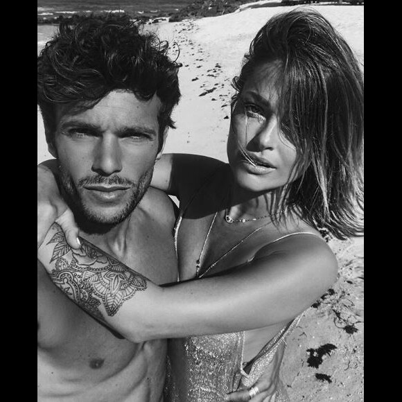 Caroline Receveur et son compagnon Hugo Philip lors de leurs vacances en Corse. Instagram, août 2017.