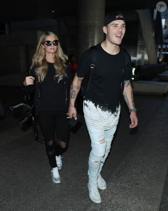 Paris Hilton et son fiancé Chris Zylka à l'aéroport LAX de Los Angeles le 18 juin 2018.